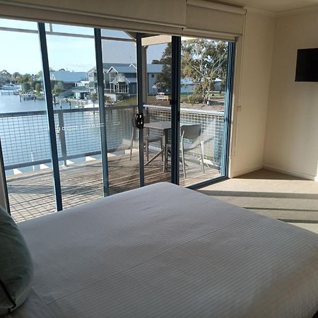 Captains Cove Resort - Waterfront Apartments Paynesville Buitenkant foto