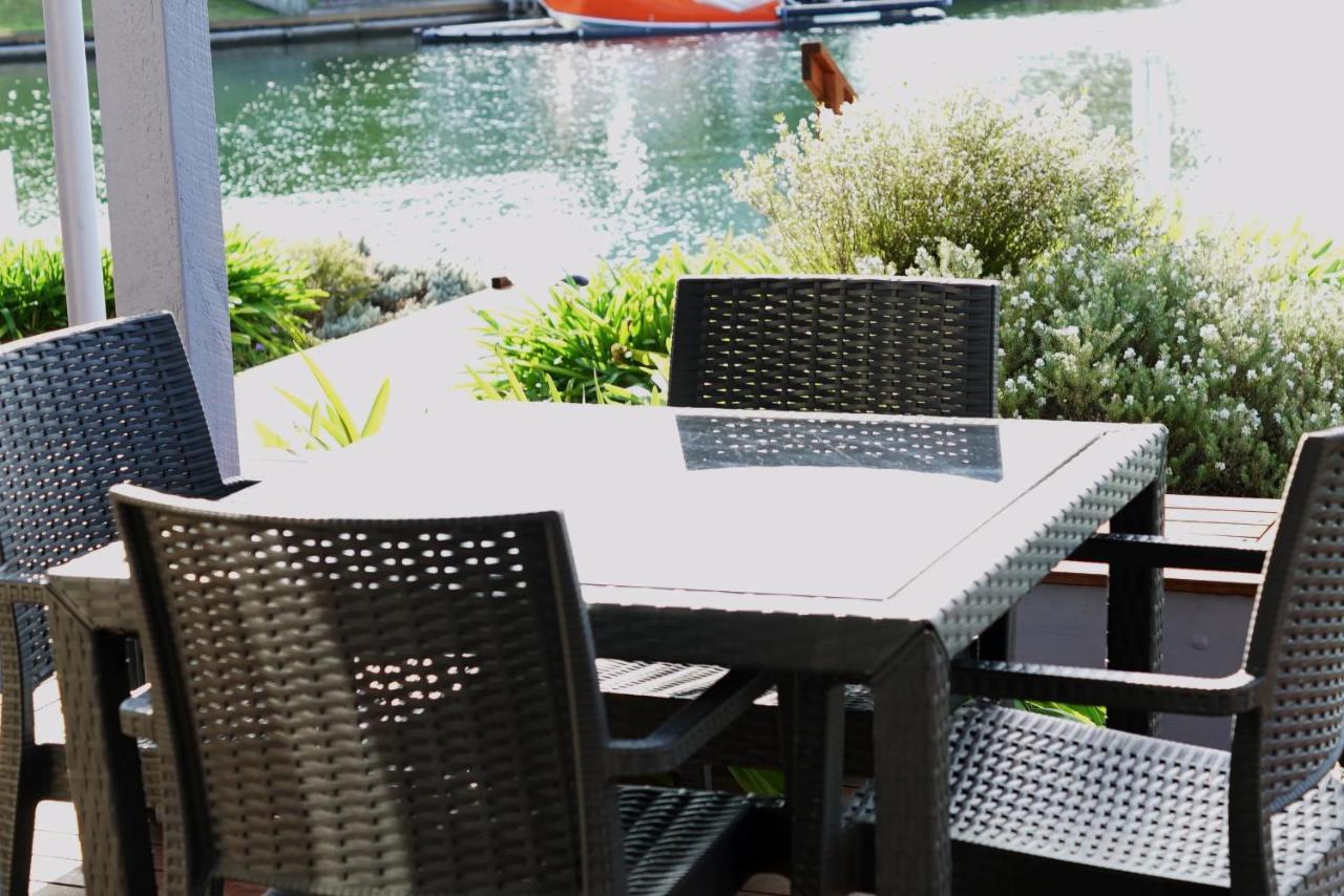 Captains Cove Resort - Waterfront Apartments Paynesville Buitenkant foto