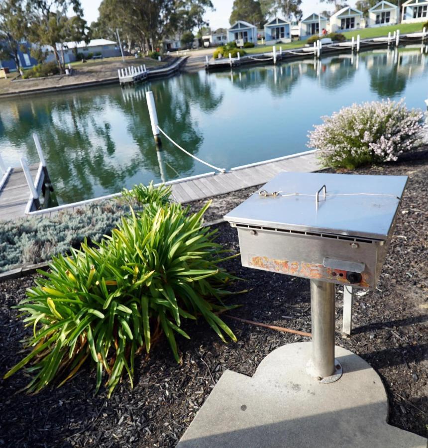 Captains Cove Resort - Waterfront Apartments Paynesville Buitenkant foto