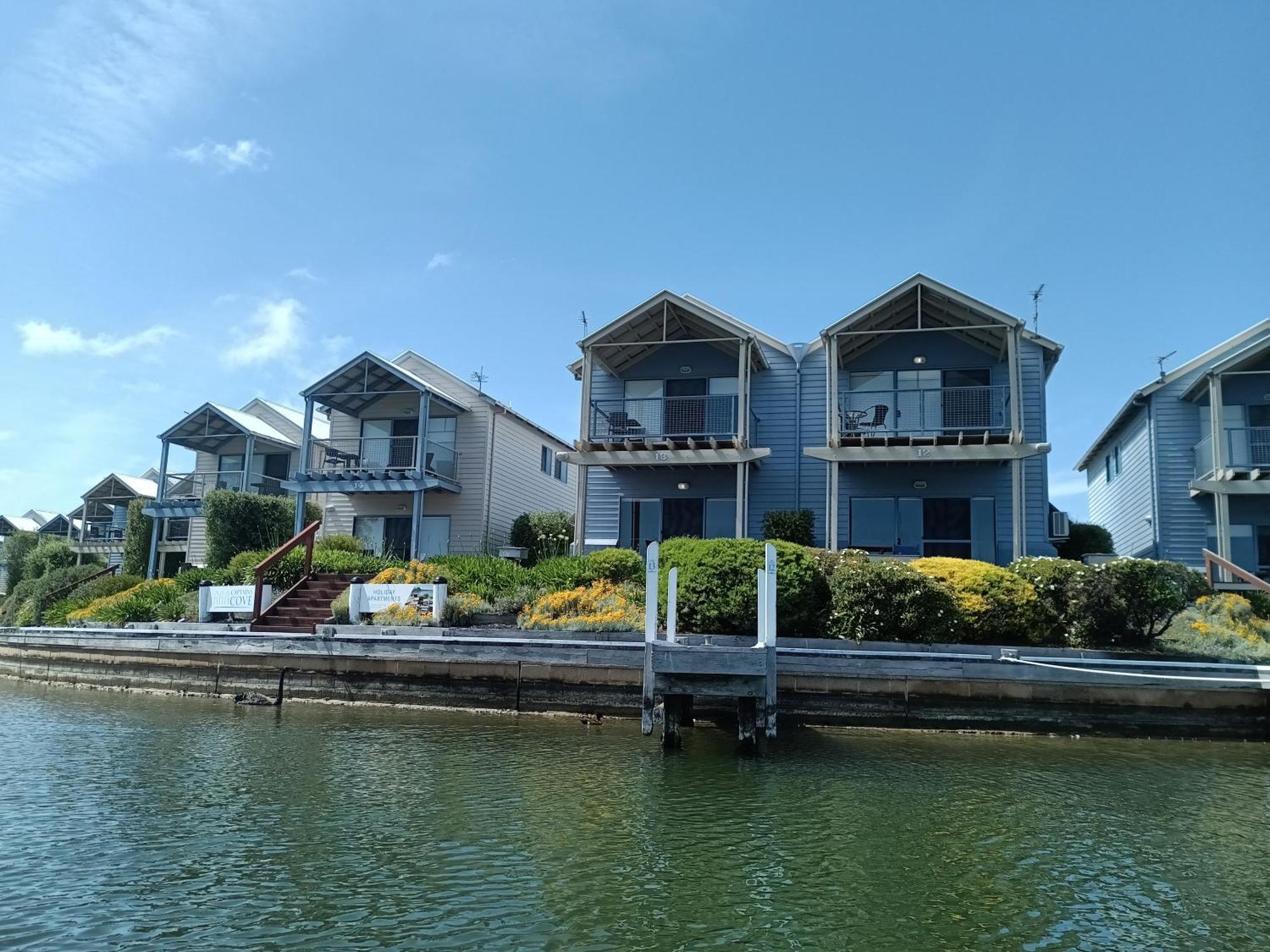 Captains Cove Resort - Waterfront Apartments Paynesville Buitenkant foto