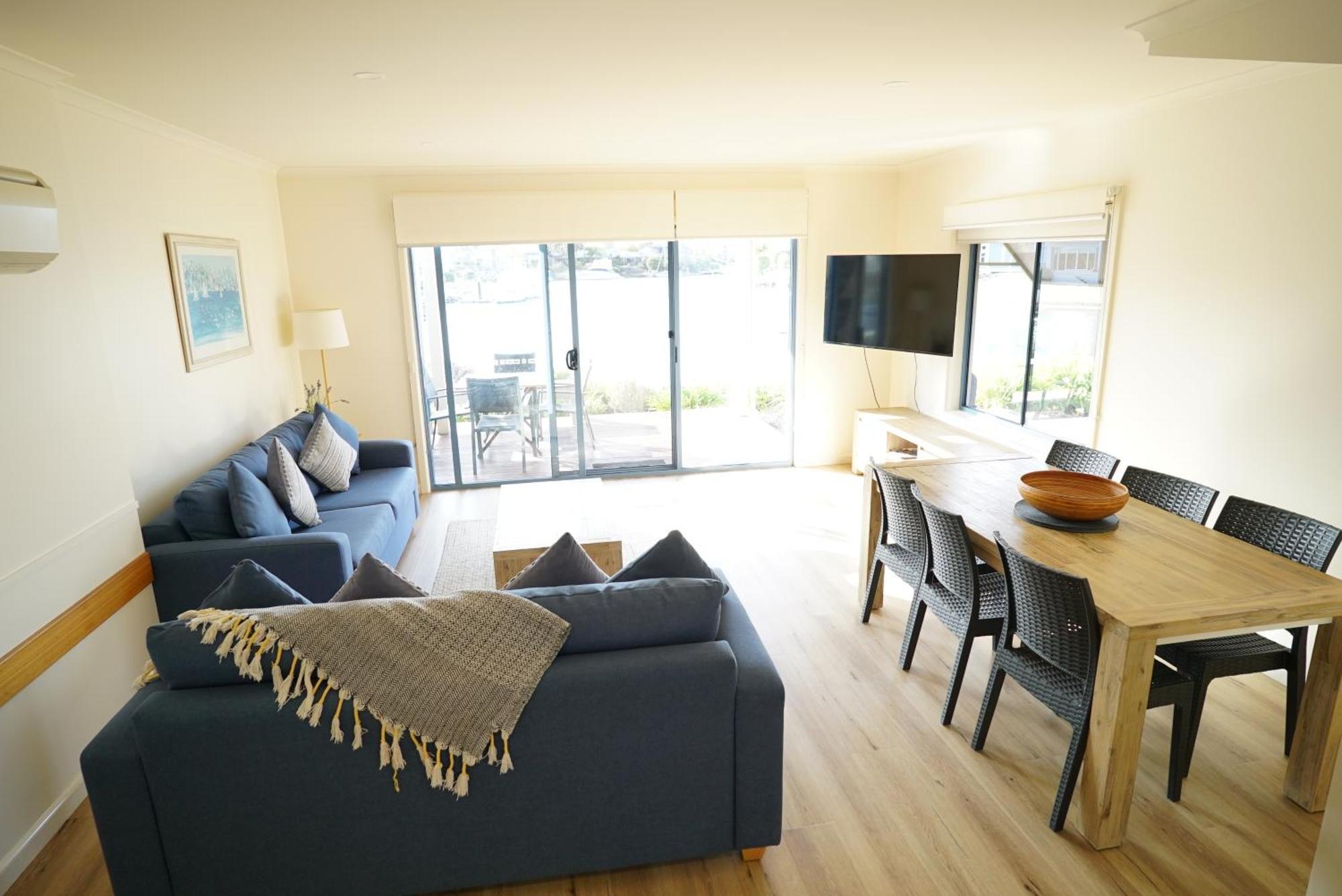 Captains Cove Resort - Waterfront Apartments Paynesville Buitenkant foto