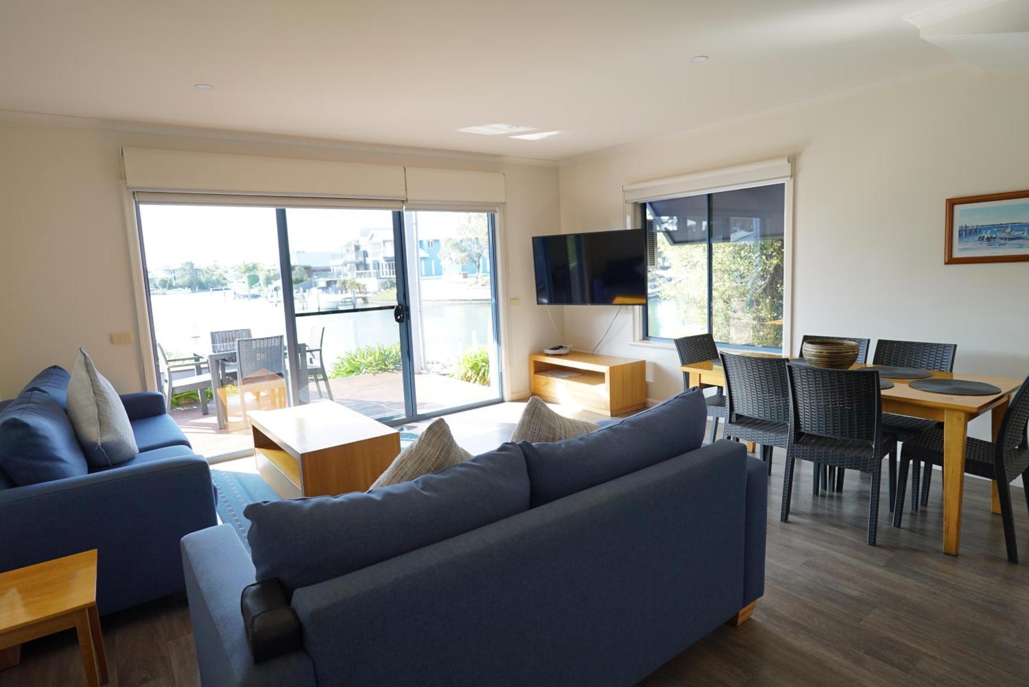 Captains Cove Resort - Waterfront Apartments Paynesville Buitenkant foto