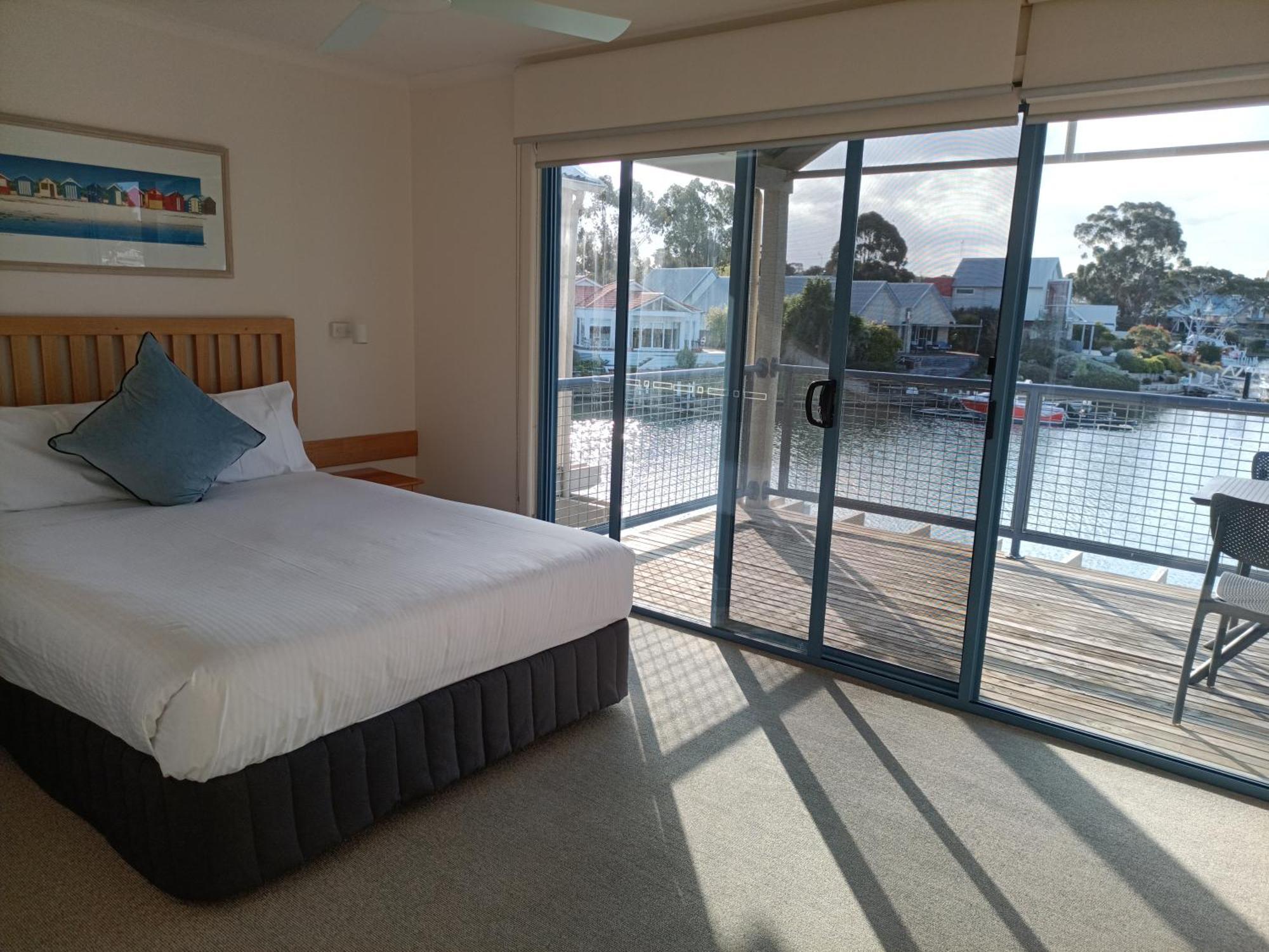 Captains Cove Resort - Waterfront Apartments Paynesville Buitenkant foto