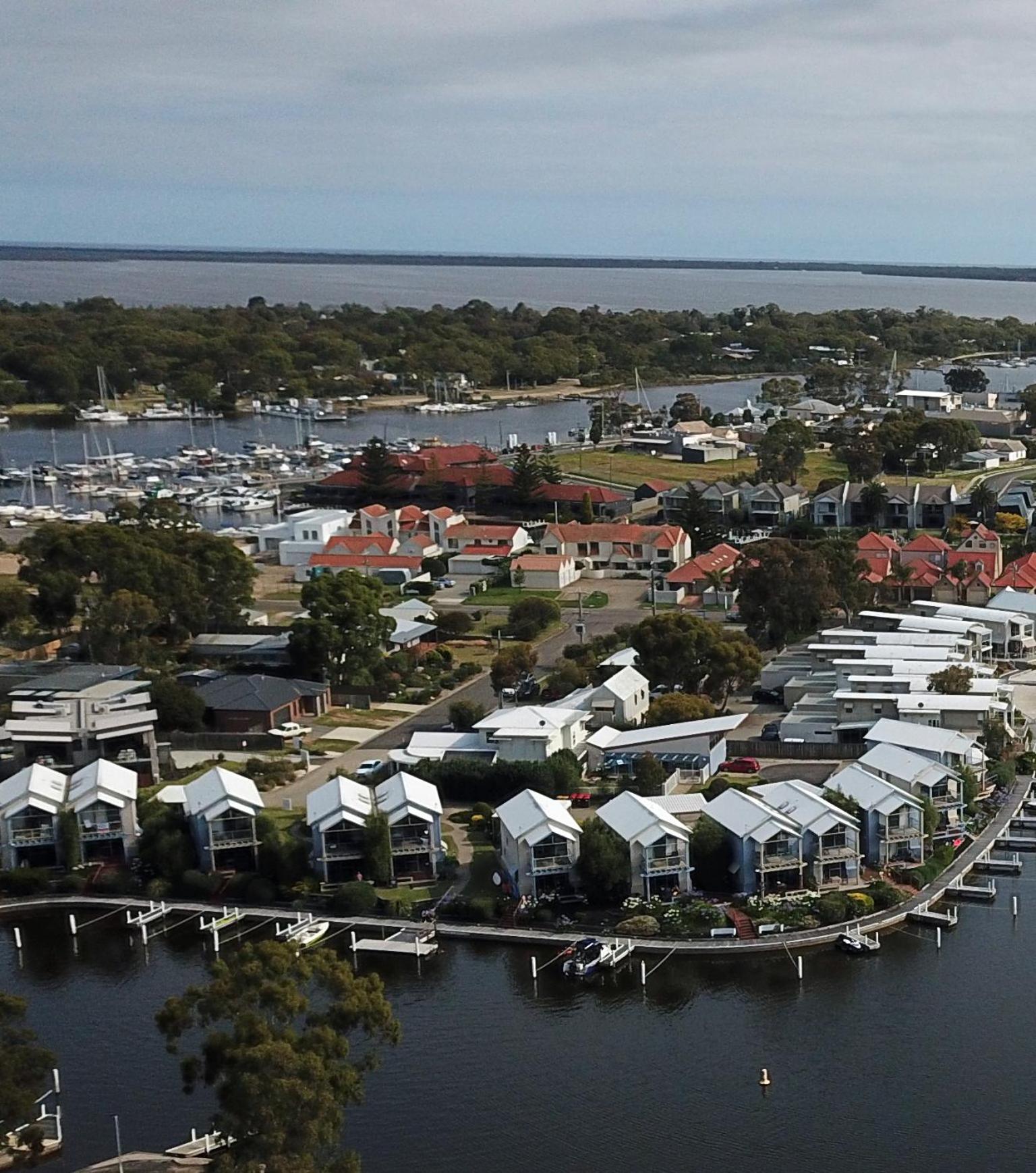 Captains Cove Resort - Waterfront Apartments Paynesville Buitenkant foto