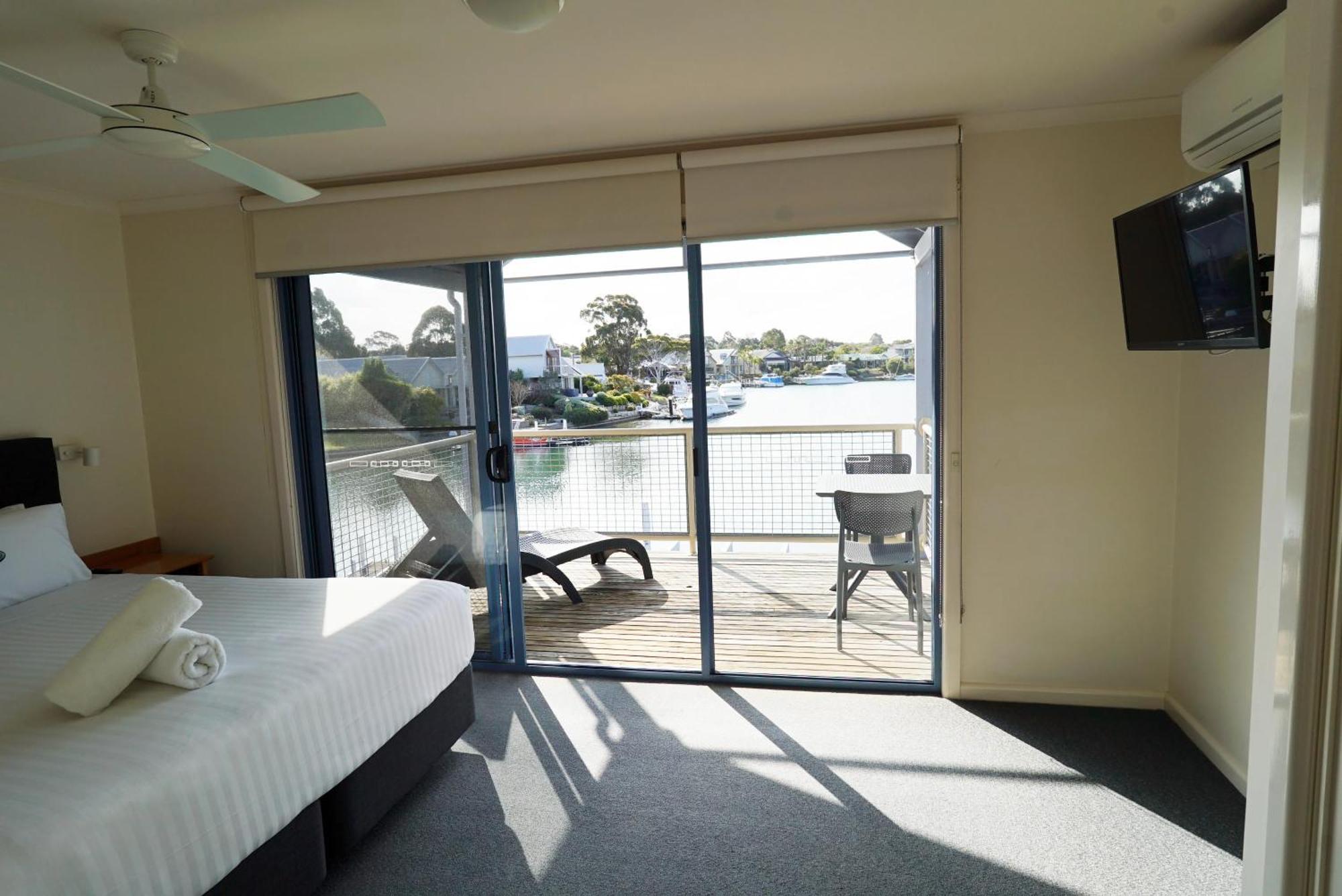 Captains Cove Resort - Waterfront Apartments Paynesville Buitenkant foto
