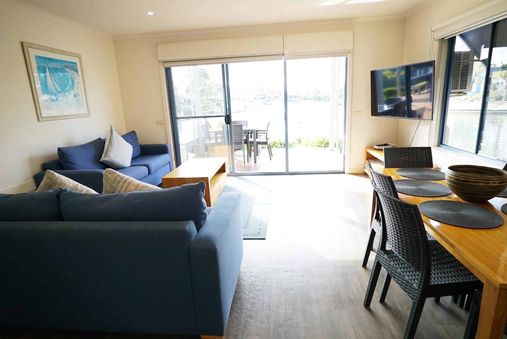 Captains Cove Resort - Waterfront Apartments Paynesville Buitenkant foto